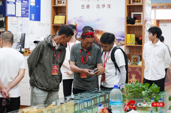 学员们参观首农双创中心大厦特色展馆