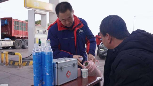 新时代中国调研行·长江篇 | 沱沱河加油站：为高原生命线“注能”