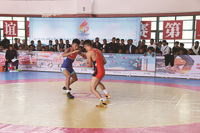 力量与技巧的“跤”量 甘孜州运会国际式摔跤比赛金牌各归其主
