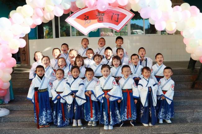 迪庆州幼儿园举行“开笔礼”