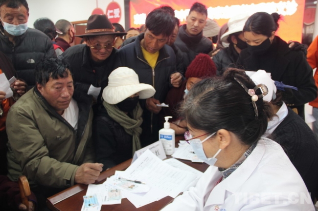 首都医疗专家团与阿坝县群众的温情故事