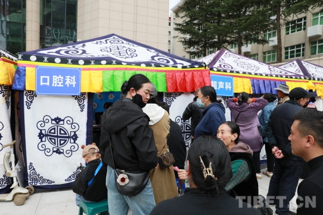 “同心·共铸中国心”医疗专家在四川马尔康义诊