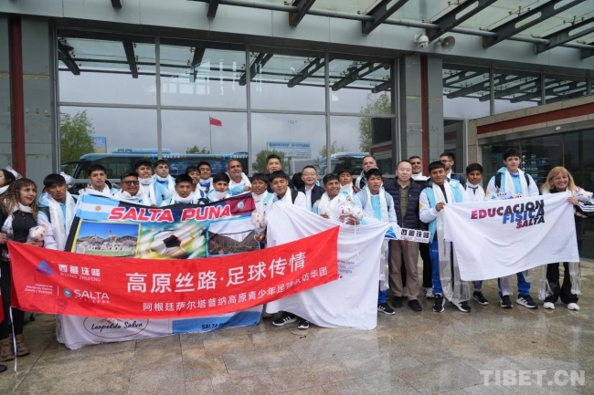 “上海-日喀则”援藏入境旅游包机抵达日喀则