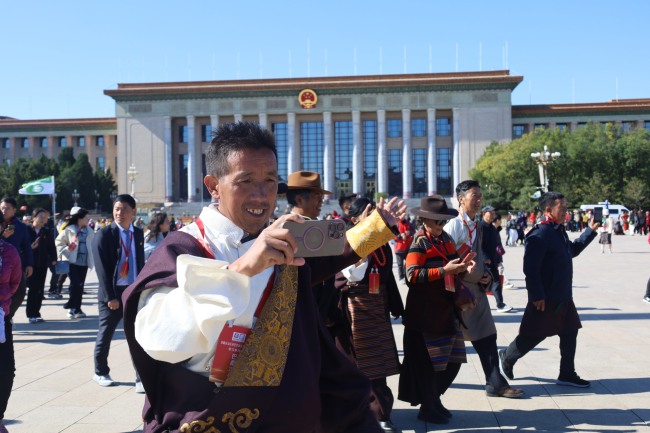 西藏林芝波密县基层干部学习参观团学员在天安门广场