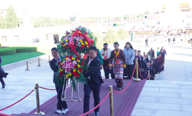 西藏林芝波密县基层干部学习参观团向毛主席坐像前献上鲜花表达对伟人的深切缅怀