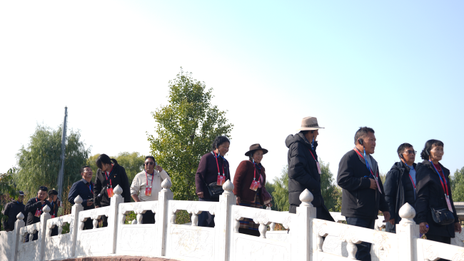 林芝波密县基层干部参观嘎子村