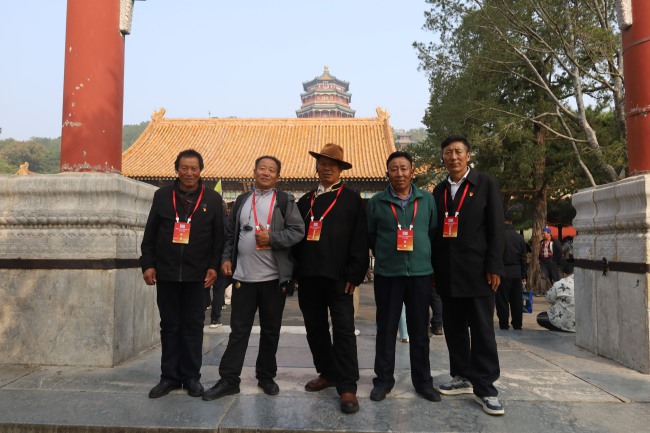 西藏林芝波密县基层干部游览颐和园,在颐和园合影留念