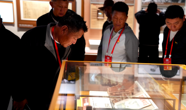 林芝波密县基层干部参观《为了民族解放与世界和平——纪念中国人民抗日战争暨世界反法西斯战争胜利80周年》主题展览
