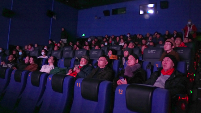 电影《遥远的普若岗日》观影现场