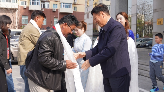 图为北京西藏大厦为考察团成员举办欢迎仪式
