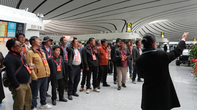 考察团成员在大兴国际机场航站楼内参观,了解机场智慧化运营与建设发展成果