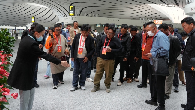 考察团成员在大兴国际机场航站楼内参观,了解机场智慧化运营与建设发展成果