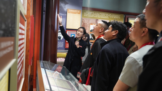 西藏农牧民合作组织带头人赴京考察团走进蒙藏学校旧址开展主题学习