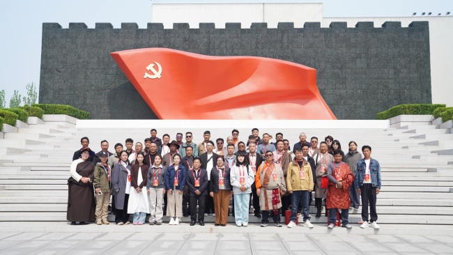 西藏农牧民合作组织带头人赴京考察团在中国共产党历史展览馆前合影留念