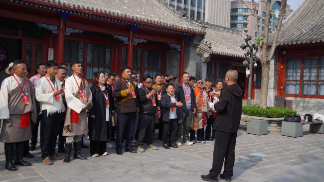西藏农牧民合作组织带头人合唱《没有共产党就没有新中国》