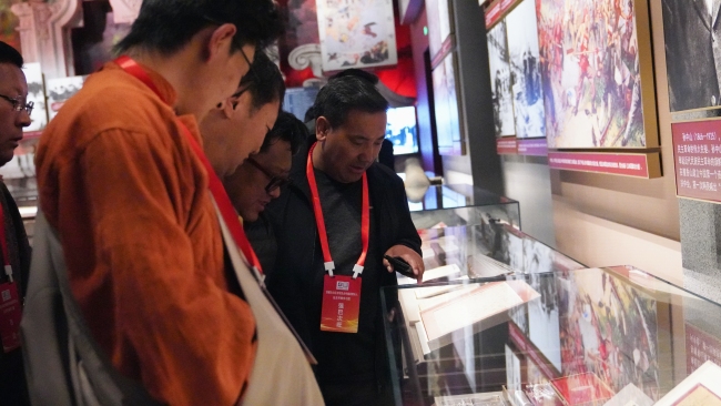 西藏农牧民合作组织带头人赴京考察团参观中国共产党历史展览馆