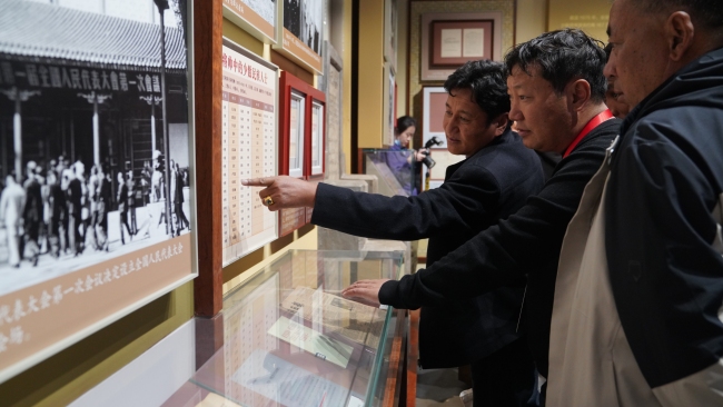 西藏农牧民合作组织带头人赴京考察团走进蒙藏学校旧址开展主题学习