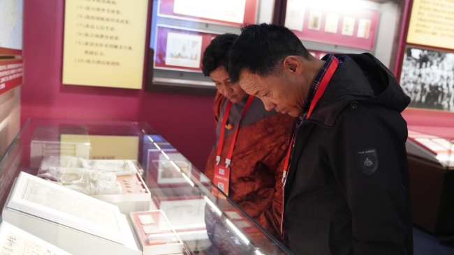 西藏农牧民合作组织带头人赴京考察团参观中国共产党历史展览馆