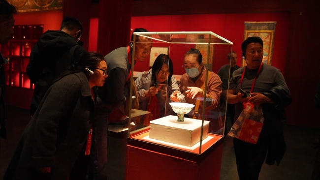 西藏农牧民合作组织带头人参观“万法归一:萨迦寺历史文化与艺术”展览