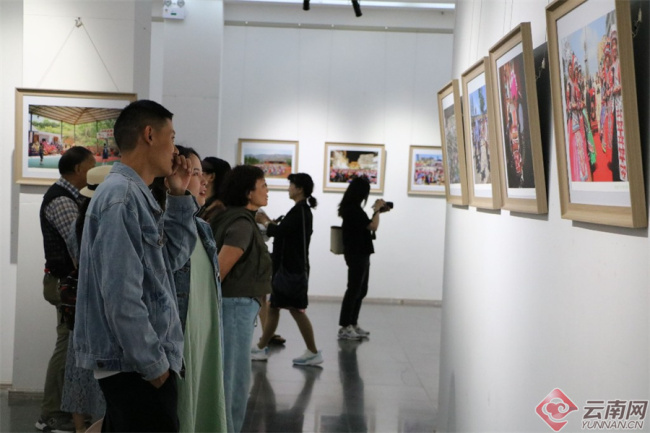 “团结花开·幸福春城”摄影展在昆明市博物馆开幕