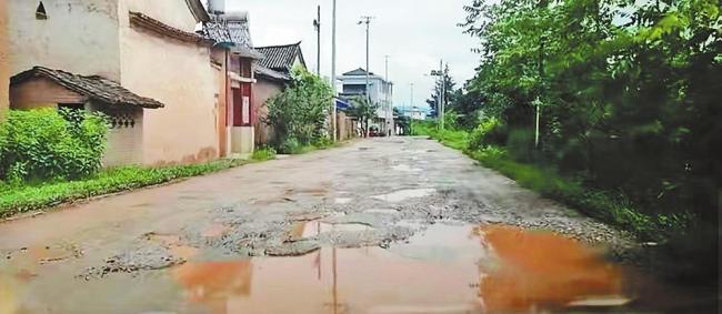 巍山县永建镇五茂林路段修复前。