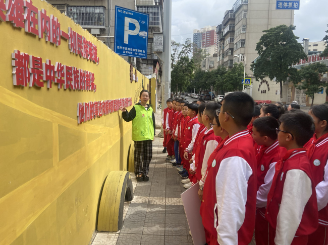 西山区侨光小学开展纪念陈嘉庚先生诞辰150周年行走的思政课