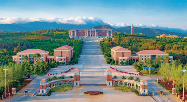 云南大学始建于1922年，1923年正式开学，时为私立东陆大学，是我国西部边疆最早建立的综合性大学之一，是国家“双一流”建设高校。图为云南大学呈贡校区。云南大学供图 李哲 摄