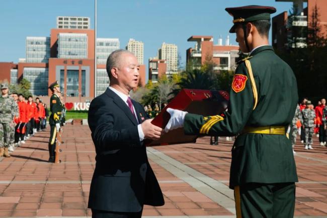 11月8日昆明理工大学获赠天安门广场国旗