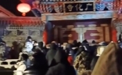 传五台山寺庙晚上不开游客砸门而入 寺庙回应：当时零下20度，游客是敲门，不是破坏性