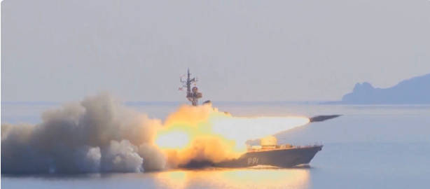 美航母抵近中国 俄军试射超音速反舰导弹，摧毁日本海上“敌对目标”