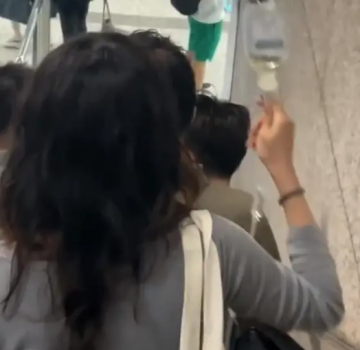 上海一女子手扎针举着吊瓶乘地铁 医护提醒有风险