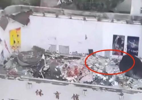 齐齐哈尔坍塌体育馆楼顶曾堆大量材料，画面披露！