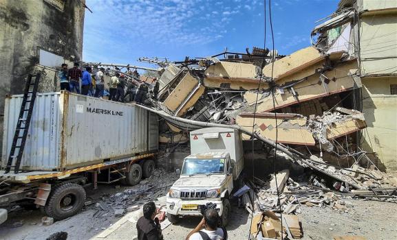 印度一栋两层楼倒塌，造成3人死亡！
