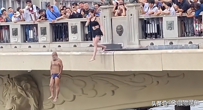 俄罗斯美女加入天津大爷跳水队伍，市民们前来围观鼓劲