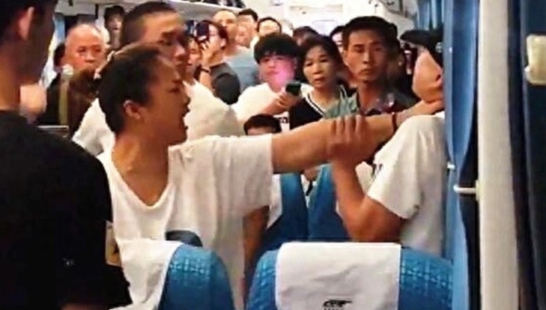列车上男子侮辱中国言论惹众怒，遭女子锁喉