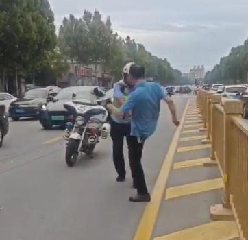 山东一交警劝男子遵守交规被打 交警队：情况属实