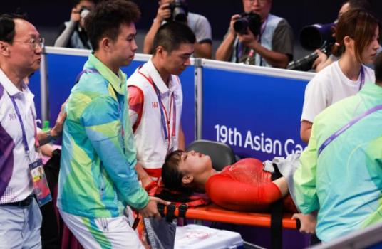 日本选手跳马不慎受伤被抬出 中国观众掌声送鼓励