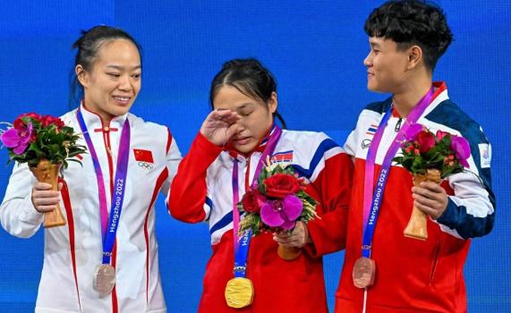 始料未及！朝鲜队包揽女子举重全部金牌，三杀中国队！