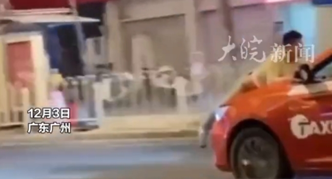 广州一男子趴出租车引擎盖被顶行 警方回应