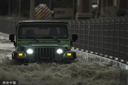 迪拜国际机场因狂风暴雨一度关闭 罕见洪灾席卷中东