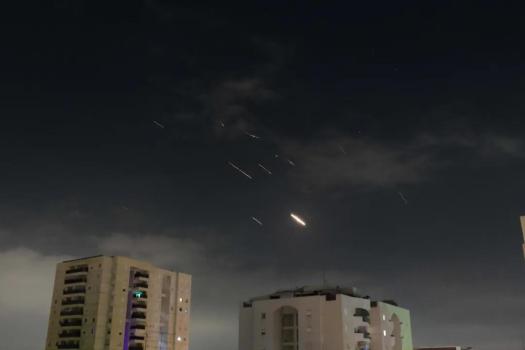 以色列对伊朗发动导弹袭击，伊朗防空系统启动：夜色中拦截导弹
