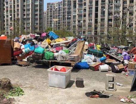 上海独居老人沉迷拾荒 24吨废品只囤不卖 35人耗时近9个小时才清理完