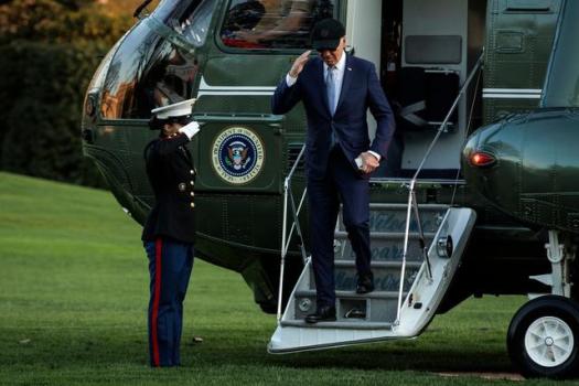 拜登直升机旋翼排气致草皮焦损 白宫草坪被降级
