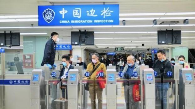 确保中国公民出入境通关排队不超30分钟 边检部署应对“五一”客流高峰