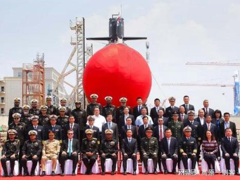 巴基斯坦从中国订购的首艘潜艇“汉果”号下水 中巴友谊新里程碑