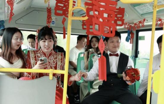一对95后新人用公交车当婚车 倡树婚俗新风，浪漫又环保