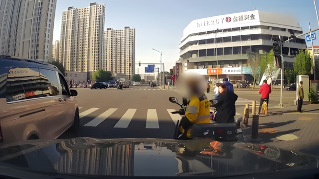 北京男子开车冲撞等红灯外卖员被刑拘 涉事司机已到案