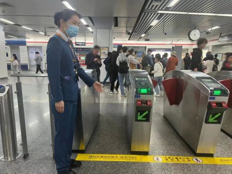 杭州地铁遇大客流有新招 闸机常开提效率