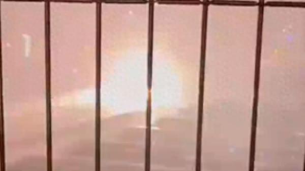 广州地铁路段被雷击中 瞬间亮起火光：保护性跳闸