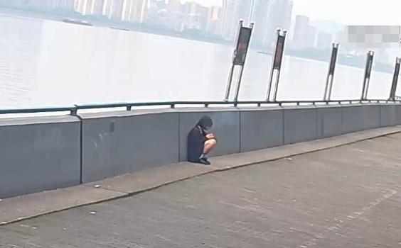 杭州20岁姑娘坠入钱塘江一个身影冲了过来